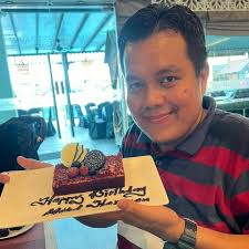 Bukan kalau ada ambulance kenderaan lain kena slow bagi laluan ke? Pls  tarik lesen pemandu avanza biru tu..