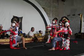 Secara etimologi, klono berasal dari kata sahalono yang berarti sebelum. Kehadiran Budaya Panji Di Atas Puncak Watak Kesenian Tari Topeng Semua Halaman National Geographic