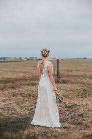 Welche dessous am besten geeignet sind, hängt von deinem brautkleid und körper ab. Real Bride Franzi Feiert Eine Nachhaltige Scheunenhochzeit Im Brautkleid