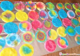 Peindre Du Coton Avec Une Pipette Et Du Colorant Melange De Couleur Fete Des Couleurs Couleur