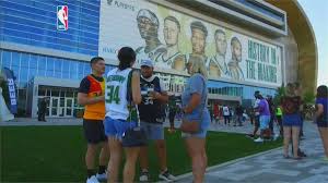 籃網 (6月6日) james harden首節只打了43秒就因右腿傷勢被迫退場，但籃網仍在kevin durant和kyrie irving的帶領下，比賽大半時間都掌控領先優勢，第四節更一度拉開到19分差，最終以115比107輕取公鹿，搶下系列賽首勝。 Qmh7e52r8pdxsm