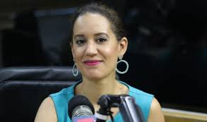 Cirujana llama a las personas con lesiones en la mano a ir a un  especialista a tiempo