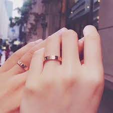 Pin By Maiko On Couple Hand Dpz Couple Rings Couples Ring Set Couple Wedding Rings