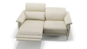 Er ist mit dem bezugsstoff divina melange 421 in gelb ausgestattet und mit einem satinpolierten aluminiumfußkreuz versehen. Barletta Stoffsofa 2 Sitzer Design Couch Kaufen Sofanella
