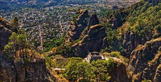Bendecido por una geografía que quita el aliento y un encanto que no deja de seducir a los visitantes, el pueblo resguardado por el cerro del tepozteco es tierra de misticismo, artesanías, clima. Cuanto Cuesta Viajar Un Fin De Semana A Tepoztlan