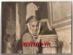 Altan hanoğlu olan altan karındaş, 5 nisan 1928 tarihinde adanalı askeri veteriner yüzbaşı ve müzisyen bir babanın, mahmut karındaş'ın kızı olarak balıkesir'de doğmuştur. Altan Karindas Orijinal Buyuk Boy Fotograf Efemera Kitantik 121180517539