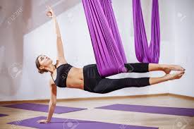 Maybe you would like to learn more about one of these? Die Junge Schone Jogifrau Die Luftyoga Tut Uben In Der Purpurroten Hangematte Im Fitness Club Lizenzfreie Fotos Bilder Und Stock Fotografie Image 89860183