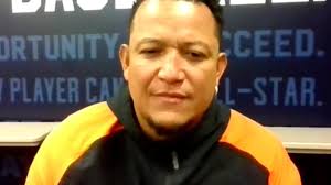 Entre Miguel y su mamá: “Bateo más que tú”