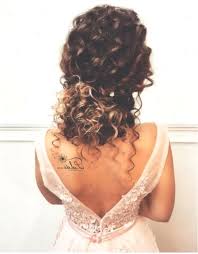 45 Charming Bride S Wedding Hairstyles For Naturally Curly Hair Lockigefrisuren F Curly Hair Styles Naturally Short Natural Curly Hair Curly Hair Styles Easy