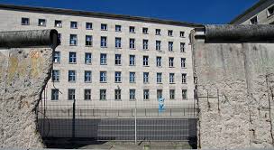 Die anzahl der republikflüchtlinge stieg in diesem jahr rasant an, da beschluss zum mauerbau. Berichte Zur Berliner Mauer Wall Museum