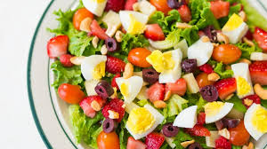Quest'insalata di couscous arricchita con foglie d'insalata, uova sode e condita con una salsa alla senape e al miele, aggiunge più varietà al brunch. Insalata Estiva Sfiziosa Con Fragole Lamponi Uovo Sodo E Olive Wine Dharma
