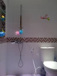 Kubikel kamar mandi seperti yang terlihat di inspirasi kamar mandi minimalis ukuran 1 x 2 diatas juga adalah alternatif mudah untuk mengatasi keterbatasan ruang di kamar mandi. Denah Kamar Mandi Ukuran 1 5x1 5 Fungsional Adseneca