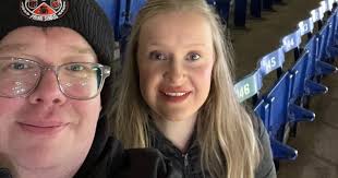 Gorbryder: 'Ymweld â chlybiau pêl-droed ar lawr gwlad wedi newid fy mywyd' 