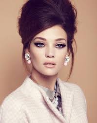 From the '20s through the '90s, short hair has hair vines have been a huge hit for wedding hairstyle ideas for short hair. Wedding Ideas Vintage Wedding Hair Retro Hairstyles Hair Styles
