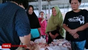 Menurutnya, kondisi ini terjadi akibat pasokan doc final stock yang berlebih atau oversupply. Harga Daging Ayam Potong Jelang Lebaran Di Ponorogo Tembus Rp 35 Ribu Kg Times Indonesia