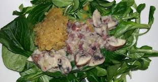 Warmer Feldsalat Mit Roten Linsen Und Kase Schinken Champignon Sauce Rezept Feldsalat Vorspeisen Salat Hauptgericht