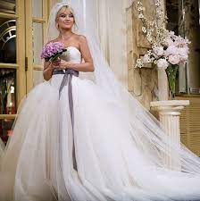 Wenn der anlass es erlaubt, hüllen wir uns nur allzu gerne in elegante kleider und genießen es, uns für einen tag wie eine prinzessin zu fühlen. Hochzeitskleider Von Vera Wang 11 Legendare Auftritte Von Mariah Carey Bis Victoria Beckham Vogue Germany