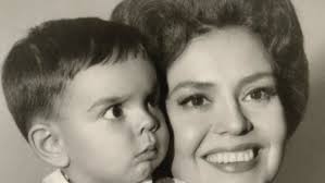 Jun 30, 2021 · josé eduardo derbez, hijo de victoria ruffo y eugenio derbez, siempre ha demostrado que quiere mucho a sus padres. Los Ninos Amados Se Convierten En Adultos De Bien Eugenio Derbez Galavision Univision