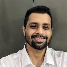 Romford FC's multi-millionaire owner and manager Glenn Tamplin has made a  total of 37 signings since he took over in November. He's only been in  charge for four games. 😂