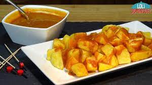 Para hacer la salsa para patatas bravas pelamos la cebolla y la cortamos en brunoise, en trozos pequeñitos. Patatas Con Salsa Brava Como Hacer Esta Deliciosa Tapa