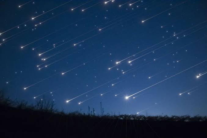 Hujan Meteor Perseid mencapai puncaknya di bawah langit tanpa cahaya Bulan, AI generated