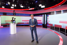 .nos nieuws samen met een presentator van nos sport. Nos Studio 8 Broadcast Set Design Gallery