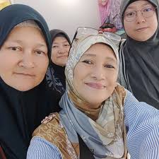 Empat emak anak yatim piatu, cari kasut raya. Sedih tengok orang ada mak  ayah belikan kasut raya. Kita ni kena cari dan beli sendiri huhuhu🥹 Payah  benar la nak cari kasut. Ada