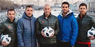 Es el entrenador del real madrid club de fútbol de la primera división de españa. Lukas Podolski Poldis Superstar Meeting Wm Ball Mit Zidane Co Prasentiert Nachste Station In Rio Express De