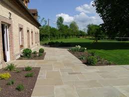 Dallage Opus Calcaire Beige Ideale Pour La Realisation D Allees Pietonnes Et Terrasses Terrasse Pierre Sol Terrasse Terrasse