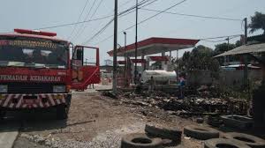 Lowongan kerja spbu (pom bensin) cirebon by erlangga posted on 23/09/2020 06/10/2020 rasanto group of companies merupakan salah satu perusahaan holding company yang membawahi beberapa spbu indonesia, termasuk salah satunya di cirebon dan indramayu. Warung Nasi Di Samping Spbu Patrol Indramayu Terbakar Nyaris Menjalar Ke Pom Bensin Halaman All Tribun Jabar