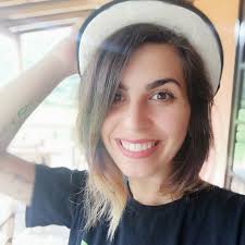 Mural de fotos feito da reutilização de moldura, barbante e pregadores!