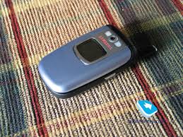 Mobile-review.com Samsung E610 в интерьере