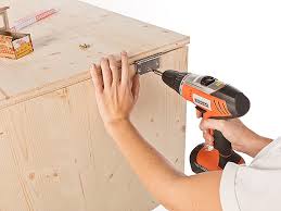 A.) das gestell der sitzbank wird aus den rundhölzern gebaut und damit diese miteinander verbunden werden können, werden zunächst die löcher für die holzdübel gebohrt. Sitztruhe Selber Bauen Bauhaus