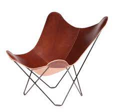 The design features a wonderful bentwood frame, starting from the front leg which runs over into the armrests and ends in the rear leg. Leather Butterfly Chair Pampa Mariposa Cuero Design