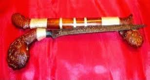 Seruling (jawa barat) terbuat dari bambu yang dibagian sisinya dilubangi. Senjata Tradisional Dari Sumatera Barat Selanjutnya Adalah Karambit Kerambit Disebut Juga Dengan Karambiak Kurambiak Senjata Ukiran Kayu Zaman Batu