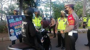 Biarpun bekerja pada hari sabtu dan ahad, pegawai bertugas menjalankan tugasnya dengan baik. Https Bali Tribunnews Com 2021 07 18 Dapur Umum Penanganan Covid 19 Dibangun Di Klungkung Sediakan Telur Rebus Untuk Nakes 4 Kabupaten Https Cdn 2 Tstatic Net Bali Foto Bank Images Bupati Klungkung I Nyoman Suwirta Saat Meninjau