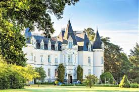 1 chambre d'environ 20m2 avec accès à une tour et son petit balcon. Chateau A Vendre Barnes Proprietes Et Chateaux