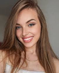 Nadia Maier's Instagram, Twitter & Facebook