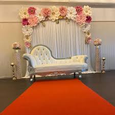 This novelty red carpet is perfect for hollywood parties, awards night events, or anytime you just want to make a big production. Season Era Decors Home Facebook