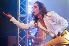 Il cantante classe 1999 ha postato sui social un video in cui i suoi lunghi capelli vengono tagliati, accompagnato. Damiano Maneskin Era Fico Gia Al Liceo Ecco La Foto Che Lo Prova