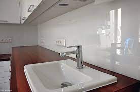 Der tesa montagekleber fliesen & metall klebt mit einer haltekraft bis zu 14kg/cm2 auf glatten, festen oberflächen. Vorverarbeitung Und Montage Von Glas Als Wandelement Glas Auf Wand Bm Online