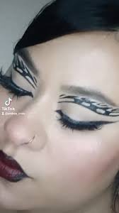 Se me terminó el delineador a medio delineado 🌚 #mua #fypシ #graphicliner  #shadowban #tutorial #darkmakeup