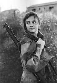 No campo de batalha, os republicanos se reuniram em torno da frente. Guerda Taro A Republican Fighter And Journalist In The Spanish Civil War Female Soldier Spanish Woman War Photography