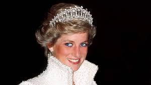 The queen and senior members of the royal family refused to clap as cheers swept through westminster abbey at princess diana's funeral after her brother lord spencer's eulogy. Letter From Queen Elizabeth About Princess Diana S Death Comes To Light Abc News