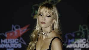 Après avoir été en couple avec léo walk, angèle file aujourd'hui le parfait amour avec une femme : Au Moins C Est Clair Angele Officialise Sa Relation Avec Marie Papillon Video Soirmag