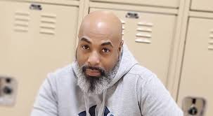 Englewood resident uses comedy, experiences to help students at Northmont  High School