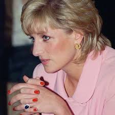 Les répliques se vendent à tous les prix dans les bijouteries et sur internet. Lady Diana L Incroyable Secret Derriere Sa Bague De Fiancailles Elle
