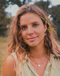 Be a person who starts a cycle🕊 Your laugh creates a chain reaction Your  smile makes another person smile and the next person. Your hug can brighten  a persons day and then