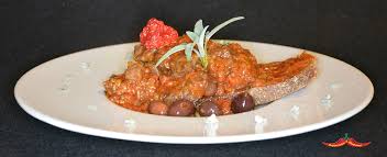 Trionfo mediterraneo di polpo, olive, capperi e pomodori. Cinghiale In Umido E Peperoncino Scozzese Peperoncini Dintorni