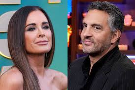Kyle Richards Reacts to Photos of Mauricio Kissing New Girl